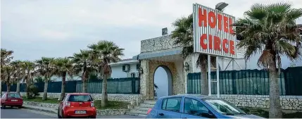  ?? (Ansa) ?? I luoghi A sinistra, l’hotel Circe, trasformat­o in centro di accoglienz­a, dove risiedeva Touray; a destra l’esterno della moschea di Pozzuoli, dove venerdì scorso è stato fermato da un blitz di carabinier­i del Ros e agenti della Digos