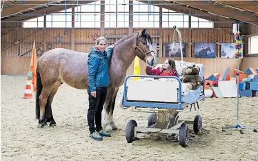  ?? Mich`ele Pauty ?? Therapeuti­n Roswitha Zink mit der neunjährig­en Fini, die mit Therapiepf­erd Kurumi im Krankenbet­t übt.