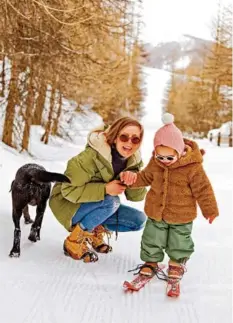  ??  ?? TOUT SCHUSS
Le bonheur pour cette amoureuse de la glisse : faire découvrir à sa fille la neige des Hautes-Alpes et le ski, qu’elle aime tant.