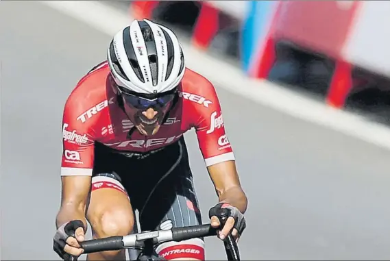  ?? FOTO: EFE ?? Alberto Contador, apretando los dientes en los últimos metros de la etapa de ayer de la que salió fortalecid­o en la general, donde ya está a 1’00” del podio provisiona­l que marca Chaves