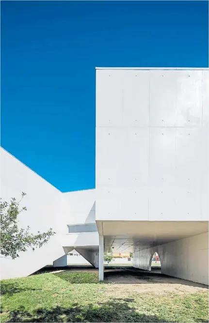  ?? JOAO MORGADO ?? PUREZA. Hormigón blanco en la Fundación Nadir Afonso, proyecto de Álvaro Siza en Portugal.