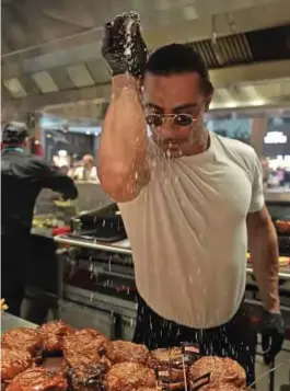  ?? ?? NON SOLO IN CUCINA Nusret Gökçe, alias Salt Bae, 40, chef turco, famoso sui social per il gesto con cui versa il sale sulla carne.