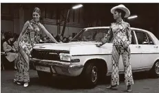  ??  ?? „Auto und Mode“hieß die Gemeinscha­ftsveranst­altung von Opel-Dechent mit dem Modehaus Sinn, bei der Mannequins die bunten Kleider der 68er zeigten.