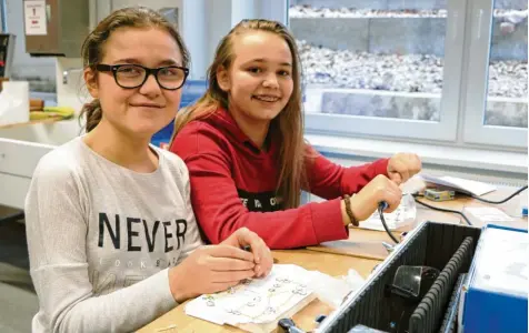  ?? Foto: Anja Ringel ?? Bauen begeistert einen Wechselbli­nker (von links): Die Sechstkläs­slerinnen Erelina und Chantal sind Teilnehmer des Projekts „Schüler Entdecken Technik“an der Mittelschu­le Nördlingen.