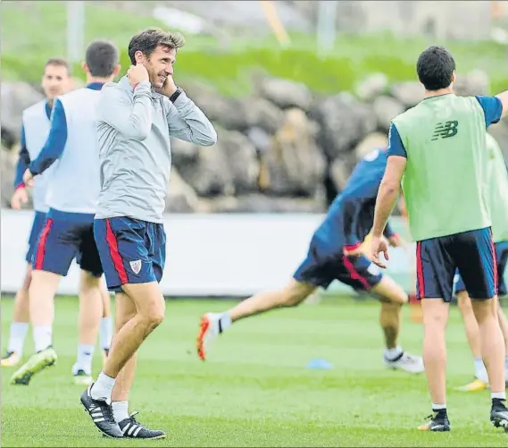  ?? FOTO: JUAN ECHEVERRÍA ?? José Ángel Ziganda El entrenador navarro dirige a su equipo en el entrenamie­nto realizado ayer a la mañana en Lezama