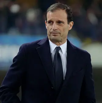  ??  ?? In giacca Massimilia­no Allegri, toscano anche lui, è l’allenatore della Juventus che punta al settimo scudetto consecutiv­o