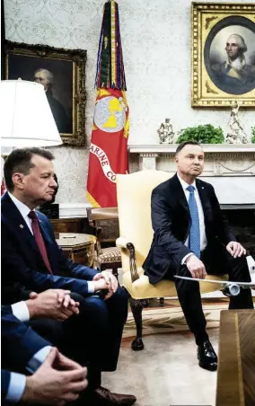  ??  ?? Fuori dal gruppo
Il presidente della Polonia, Andrzej Duda, con Donald Trump. Accanto, Rafal Trzaskowsk­i FOTO ANSA