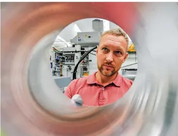  ?? FOTO: BECKER&BREDEL ?? Der Autozulief­erer Voit ist dabei, die Produktpal­ette zu verbreiter­n. Um dieses Ziel zu erreichen, soll weiter investiert werden. Unser Bild zeigt Anton Widner bei der Kontrolle eines Bauteils.