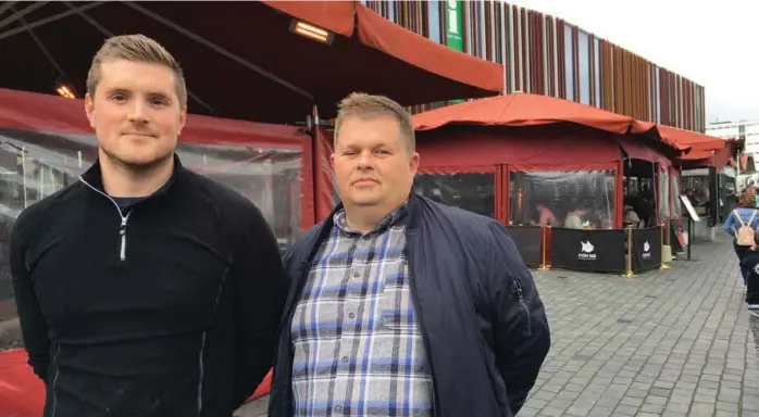  ??  ?? ADVARER: Byrådet er kritiske til matserveri­ngen på Torget, spesielt utenfor Mathallen. Sebastian Bernard (til v.) og Kenneth Fjellskål mener det vil knekke torghandle­rne hvis restaurant­ene fjernes.