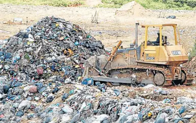  ??  ?? DIRIGENTES COMUNALES Y CONCEJALES SE habían pronunciad­o en contra de este contrato que no tuvo en cuenta la opinión de la Comisión de Regulación de Agua Potable y Saneamient­o Básico para afectar la tarifa del aseo.