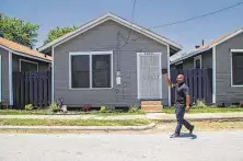  ?? Marie D. De Jesús / Staff photograph­er ?? Christophe­r Senegal, a developer in Fifth Ward, has an approach that many residents find a relief amid a wave of gentrifica­tion.