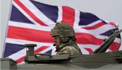  ?? ?? Un soldat britanniqu­e est assis dans un AS90 alors qu'il participe à un exercice militaire avec des soldats ukrainiens dans un camp d'entraîneme­nt militaire situé dans un lieu non divulgué en Angleterre.