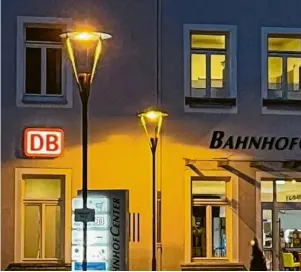  ?? Foto: Gräbner ?? Das DB-Schild am Bahnhof Neuburg leuchtet wieder.