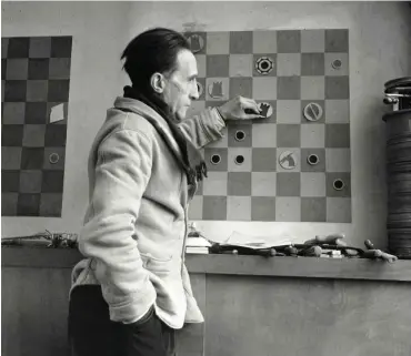  ?? Foto: akg-images/ Denise Bellon ?? Duchamp in seinem Pariser Atelier