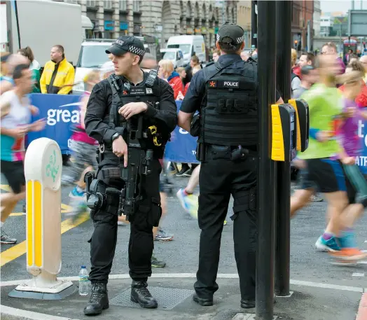  ??  ?? Des dizaines de milliers de coureurs ont participé au semi-marathon de Manchester, hier, où la sécurité a été renforcée.