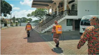  ??  ?? Sanitisati­on works being carried out at Kuching Buddhist Society.