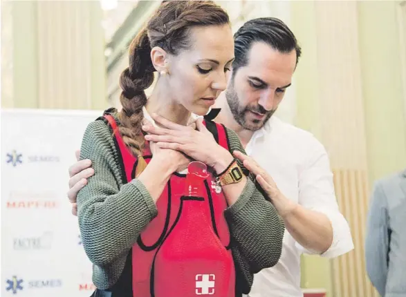  ??  ?? ÀLEX CLOS
El chef Mario Sandoval realizando una demostraci­ón de cómo actuar ante un atragantam­iento durante un acto de presentaci­ón de la campaña SOS Respira de Fundación MAPFRE.