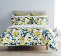  ?? C O U RT E S Y O F T H E L I N E N C H E S T
P H O T O ?? Bold, strong prints and vivid colours like the blues and yellows in this bedding marks a current trend in home decor for the bedroom.