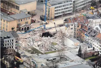  ?? FOTO: DPA ?? Trümmerlan­dschaft: Am 4. März 2009 war das historisch­e Kölner Stadtarchi­v Geschichte.