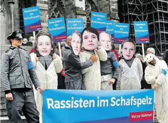  ?? Proti sjezdu AfD se včera demonstrov­alo i v uniformách wehrmachtu. FOTO REUTERS ?? Rasisté v rouše beránčím.