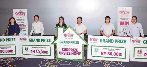  ?? [ FOTO ASYRAF HAMZAH/BH ] ?? Lay Ting (tiga dari kiri) menyampaik­an hadiah kepada pemenang hadiah Tropicana Surprize
Upsize Grand Finale di Damansara Utama.