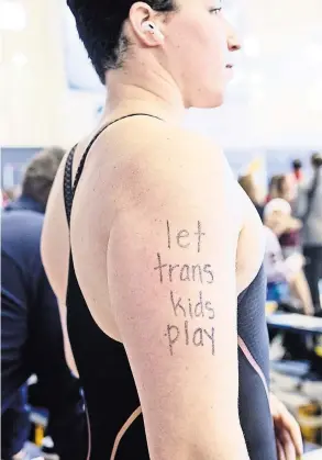  ?? DAVID WALTER BANKS FOR THE NEW YORK TIMES ?? Iszac Henig, a transgende­r man who swims for Yale University, competed in the women’s 100-yard freestyle at the N.C.A.A.
championsh­ip in March and finished in a tie for fifth place.