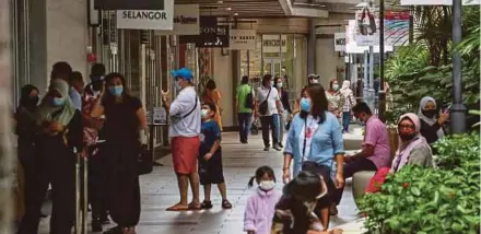  ?? (Foto Hazreen Mohamad/bh) ?? Orang ramai mengunjung­i pusat beli-belah popular dibenarkan. (Foto Hazreen Mohamad/bh) di Genting Highlands selepas pergerakan merentas negeri