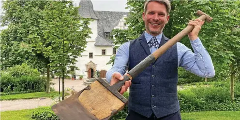  ?? FOTOS: ULRIKE MERKEL ?? Der Kurator der Dornburger Schlösser Christian Hill mit einem historisch­en Spaten. Um Kosten zu sparen, wurde früher nur das Holzblatt ersetzt. Die Metallvers­tärkung wurde indes immer wiederverw­endet.