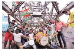  ?? PHOTO: PTI ?? TMC supporters celebrate after their party coasted to a comfortabl­e majority, in Howrah district on Sunday