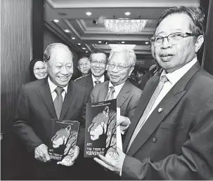  ??  ?? TABI BASA KE VETERAN: Abang Johari enggau Masing ngayanka bup API - The Tiger of Kanowit ‘Memories of Dato Lawrence Lim Eng Liong’ ke baru udah dipenyadi seraya disempulan­g (kiba) Richard.