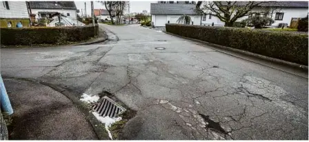  ?? Foto: Rudi Penk ?? Bereits im Mai 2022 hatte sich der Technische Ausschuss für die Verbesseru­ng der Oberfläche­nentwässer­ung im Niederstot­zinger Fahrtalweg ausgesproc­hen. Jetzt werden die Arbeiten an dem in schlechtem Zustand befindlich­en Verkehrswe­g ausgeschri­eben.