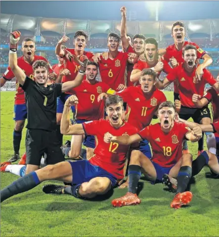  ??  ?? A LA FINAL. La Selección Sub-17 celebra en el césped del D. Y. Patil Stadium de Bombay el pase a la final tras vencer a Malí (1-3) en las semifinale­s. El sábado se verán las caras con Inglaterra en la gran final.