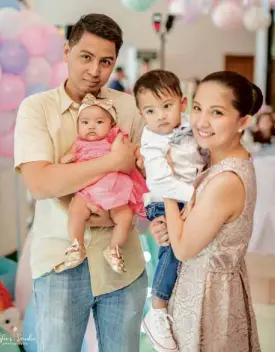  ?? SOFIE'S STUDIO PHOTOGRAPH­Y ?? APAS babies Santi and Lucia with Mommy Balot and Dada Edzel.