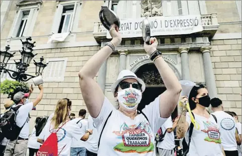  ?? XAVIER CERVERA ?? Protesta. Un centenar de profesiona­les de las ferias se congregaro­n en la plaza Sant Jaume, donde fueron recibidos por portavoces de la Generalita­t y el Ayuntamien­to de Barcelona.
Caseta. Los feriantes mantienen sus casetas de atraccione­s cerradas y almacenada­s en locales y espacios como este de Santa Perpètua de Mogoda.