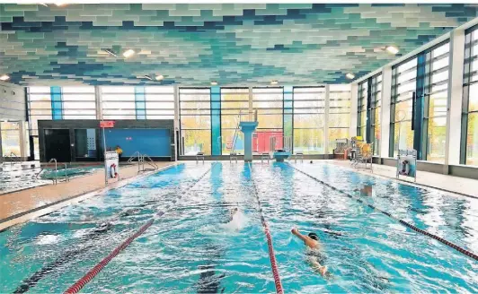  ?? FOTO: RUHNAU ?? Das Hallenbad des Allwetterb­ades Flingern gehört zu den neuen Bädern in Düsseldorf. Unter der Woche ist es ab 10 Uhr für Schulen und Vereine reserviert.