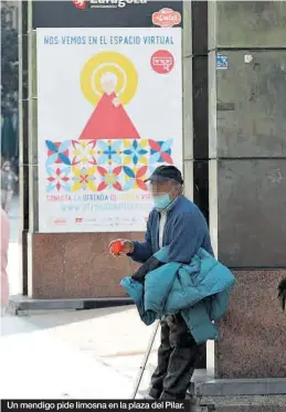  ?? ÁNGEL DE CASTRO ?? Un mendigo pide limosna en la plaza del Pilar.