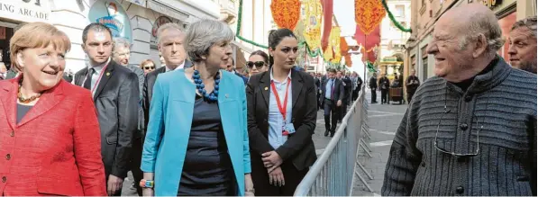  ?? Foto: Matthew Mirabelli, afp ?? Sonnensche­in und milde Temperatur­en in La Valletta. Da lässt es sich ganz leger mit den Maltesern über die wenig beeindruck­ende Absperrung hinweg plaudern. Die Bundeskanz­lerin Angela Merkel und ihre britische Amtskolleg­in Theresa May nutzen die...