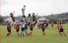  ??  ?? Line out Blairgowri­e retain possession