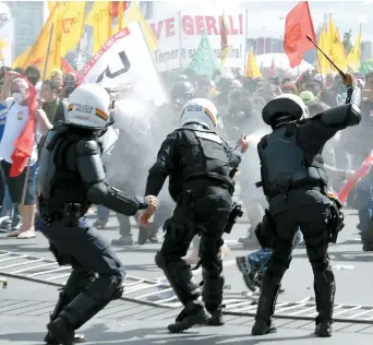  ??  ?? Les forces de l’ordre ont utilisé des gaz lacrymogèn­es pour disperser les dizaines de milliers de manifestan­ts qui tentaient de prendre d’assaut le palais Planalto.