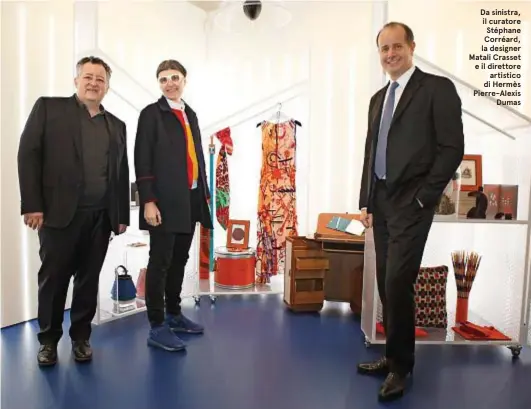  ??  ?? Da sinistra, il curatore Stéphane Corréard, la designer Matali Crasset e il direttore artistico di Hermès Pierre-Alexis Dumas