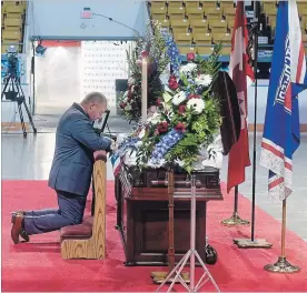  ?? DAVID BEBEE WATERLOO REGION RECORD ?? Former Rangers coach and GM Steve Spott pays his respects to Don Cameron at the Aud.