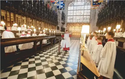  ??  ?? Crianças integrante­s do coro da St. George’s Chapel, no Castelo de Windsor, ensaiam para o casamento