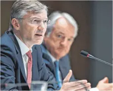  ?? FOTO: DPA ?? ZF-Vorstandsc­hef Wolf-Henning Scheider (links) und sein Finanzvors­tand Konstantin Sauer: „Es läuft nicht schlecht, aber die Unsicherhe­iten nehmen zu.“
