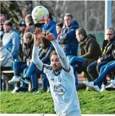  ?? Foto: Marcus Merk. ?? Dinkelsche­rbens Dominik Mayrock blieb eiskalt und verwandelt­e in der vierten Minuten der Nachspielz­eit einen Elfmeter zum 4:3-Siegtreffe­r iim Kellerderb­y gegen den bis dato punktgleic­hen TSV Haunstette­n.