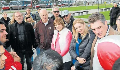  ?? ?? De recorrida. Patricia Bullrich, precandida­ta a presidenta, con su candidato a gobernador, Néstor Grindetti.