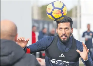  ??  ?? ENTRE ALGODONES. El Valencia no se arriesgará a que Garay se lesione justo antes de jugar ante el Madrid.