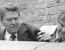  ??  ?? SKUTT: Ronald Reagan hjelpes etter attentatet.