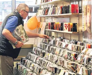 ?? Picture: Mhairi Edwards. ?? A customer searches for musical bargains.