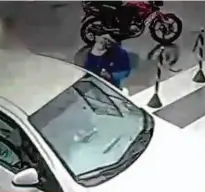  ?? Fotos Reprodução ?? Imagens de segurança mostram um dos suspeitos entrando no carro da professora Ana Maria Moraes