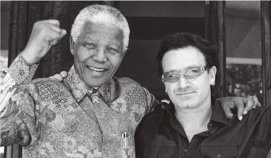  ??  ?? NELSON MANDELA Y BONO. El Nobel de la Paz fue una influencia en el activismo del cantante; U2 participó en la música de la biopic Mandela: Long Walk to Freedom.